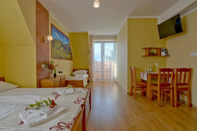 Habitación Confort/Balcón para cuatro huéspedes con baño privado y vistas a las montañas